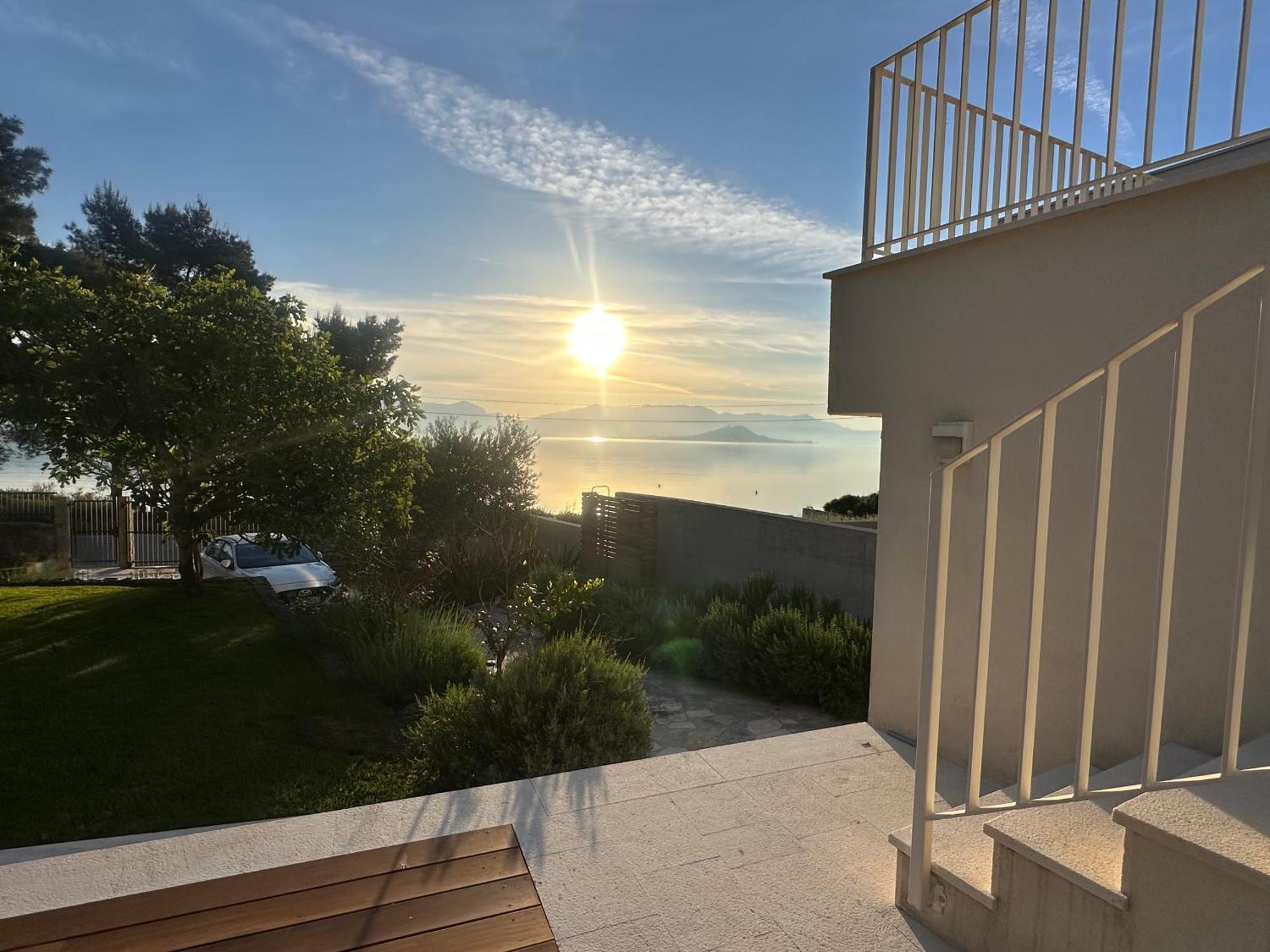 Luxury Family Beach Front Villa - Sunday Beach House 슬라티네 외부 사진