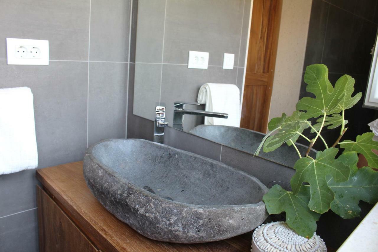 Luxury Family Beach Front Villa - Sunday Beach House 슬라티네 외부 사진