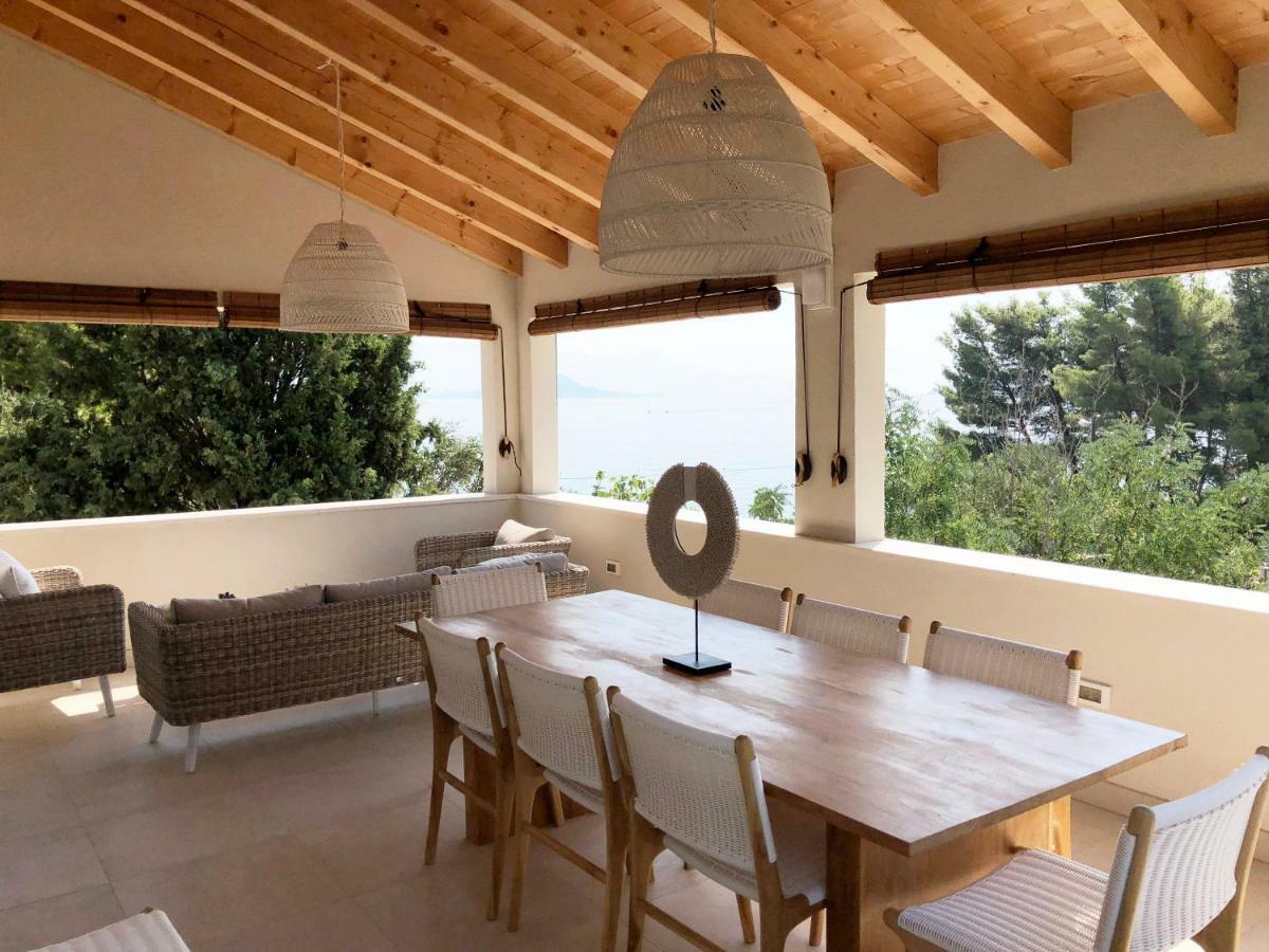 Luxury Family Beach Front Villa - Sunday Beach House 슬라티네 외부 사진