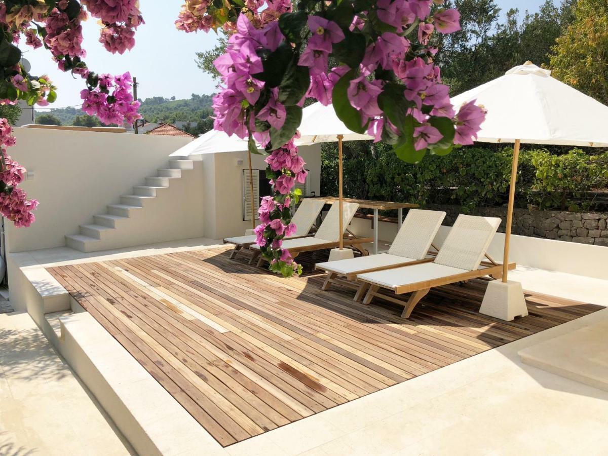 Luxury Family Beach Front Villa - Sunday Beach House 슬라티네 외부 사진