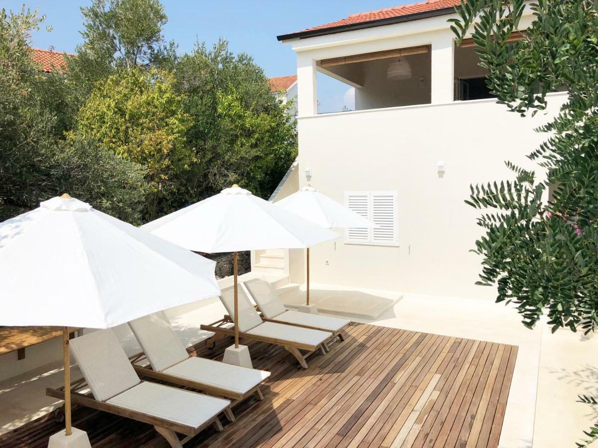 Luxury Family Beach Front Villa - Sunday Beach House 슬라티네 외부 사진