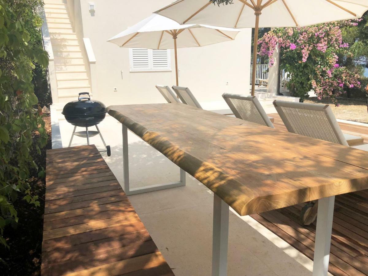 Luxury Family Beach Front Villa - Sunday Beach House 슬라티네 외부 사진