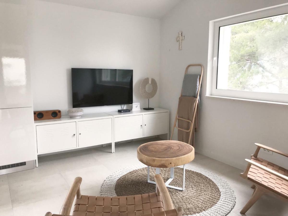 Luxury Family Beach Front Villa - Sunday Beach House 슬라티네 외부 사진