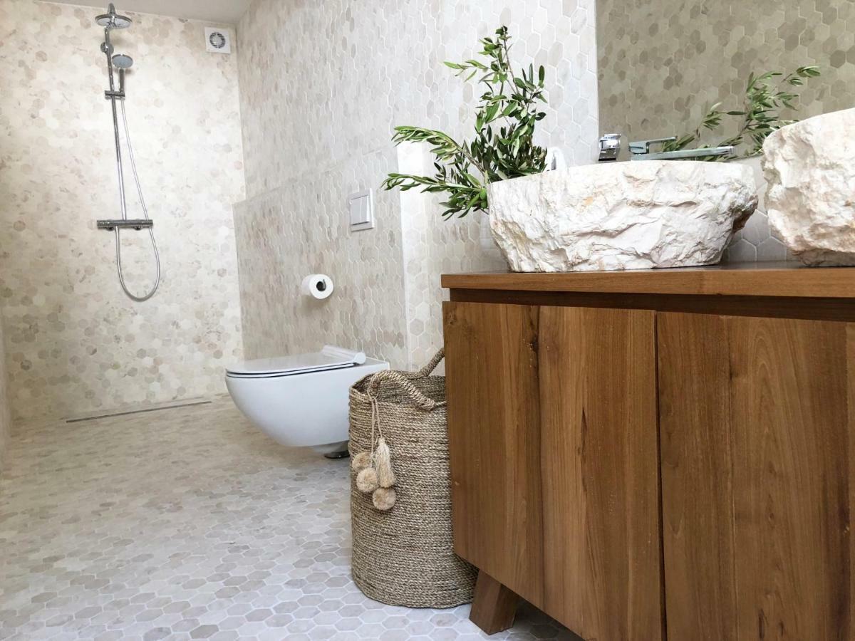 Luxury Family Beach Front Villa - Sunday Beach House 슬라티네 외부 사진