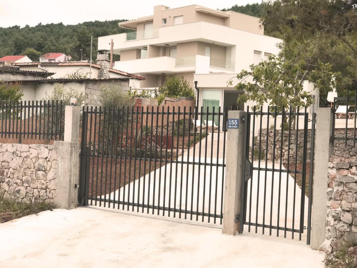 Luxury Family Beach Front Villa - Sunday Beach House 슬라티네 외부 사진
