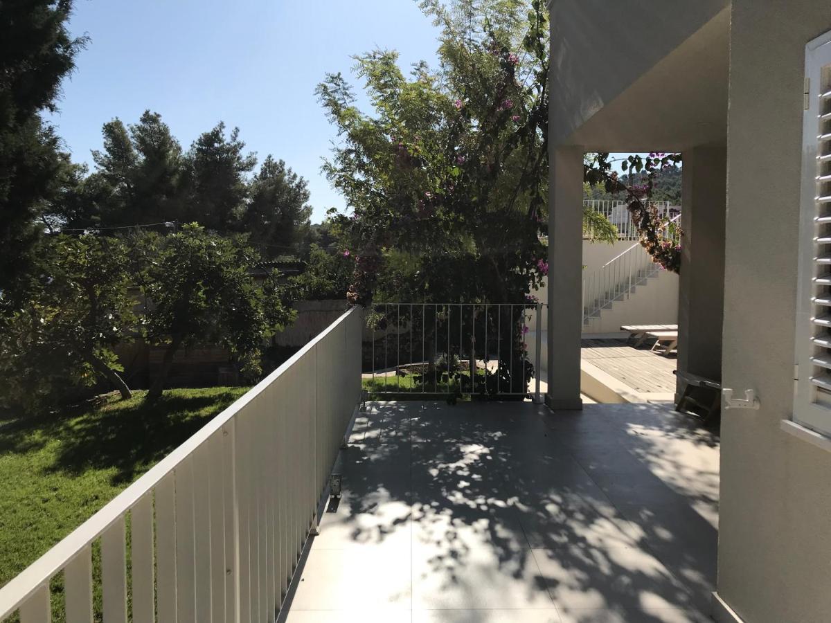 Luxury Family Beach Front Villa - Sunday Beach House 슬라티네 외부 사진